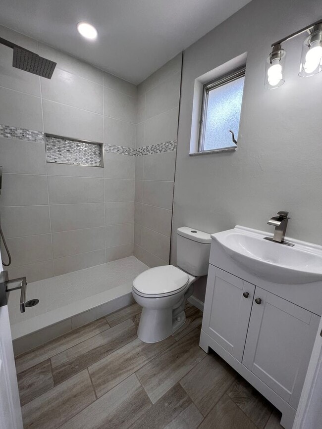 Building Photo - Location Annual Single Fam Rental Pets ok