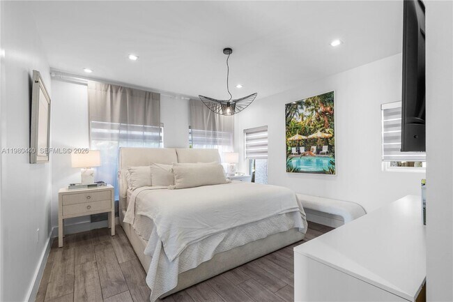 Building Photo - 1121 NE 85th St