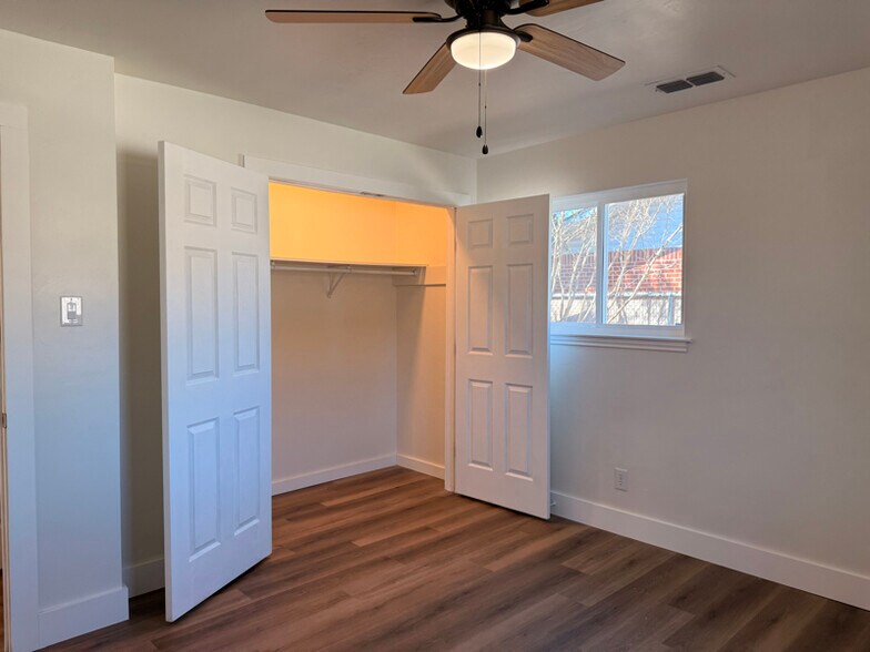 Building Photo - 140 Village Dr