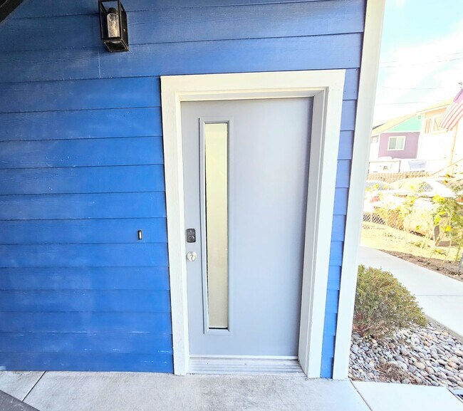 Building Photo - **Nearly new 1-Bedroom Midtown Apartment f...