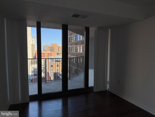 Building Photo - 1420 Locust St