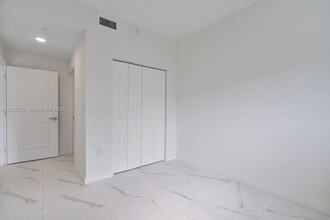 Building Photo - 420 SW 7th Ave