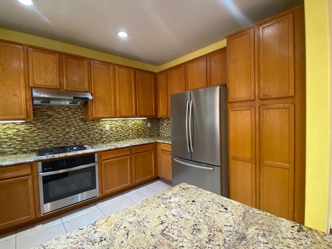 Building Photo - Open Single-Family 3Bed/2.5BA Home Mere Mi...
