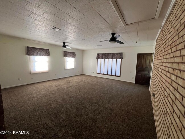 Building Photo - 616 E Broussard Rd