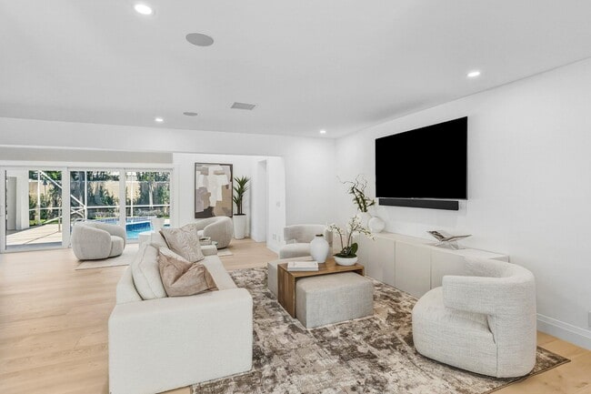 Building Photo - 735 NE 6th St