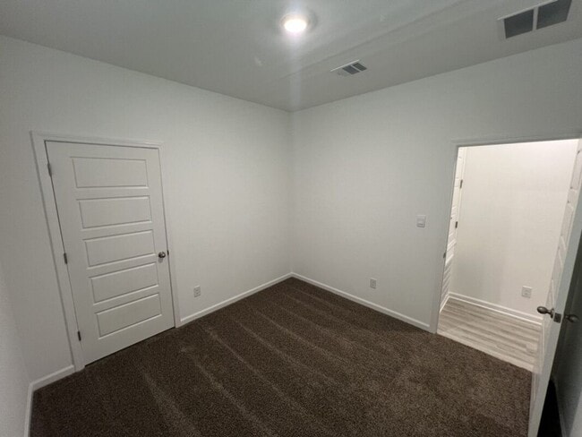 Building Photo - Charming 3 Bed, 2 Bath Home in Prime Locat...