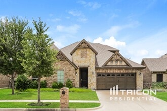 Building Photo - 334 S Hill Dr