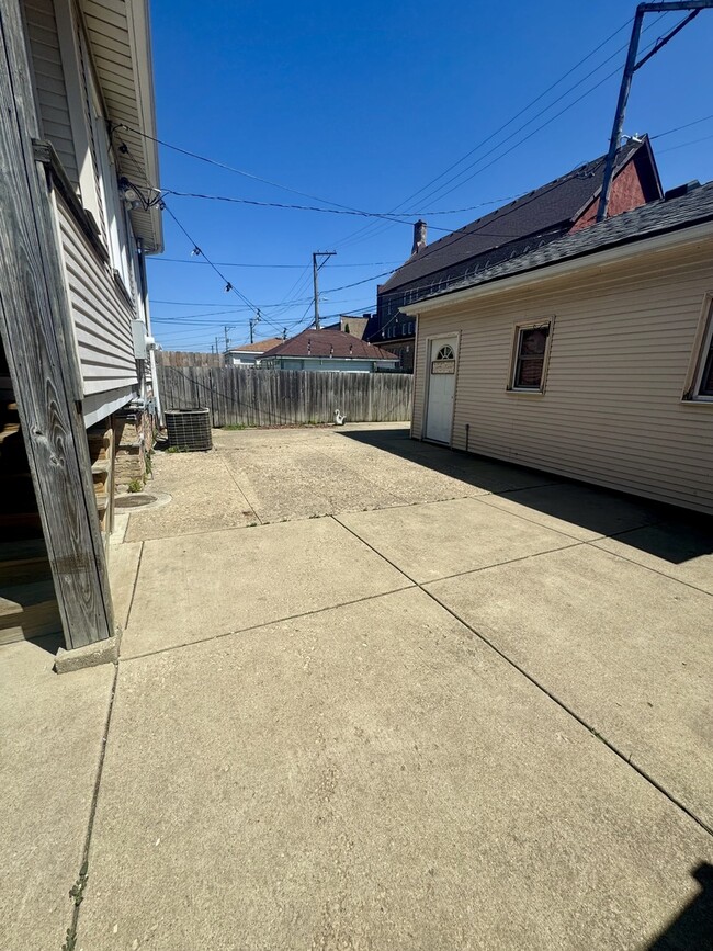 Building Photo - 4857 W Wellington Ave