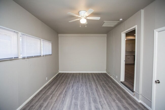 Building Photo - Spacious 4 Bed 2 Bath with Big Backyard