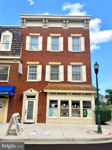 Building Photo - 324 Main St