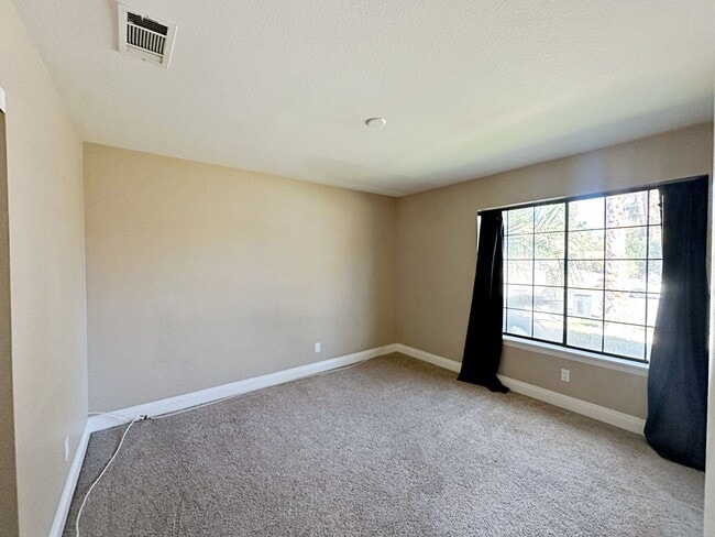 Building Photo - Green Valley Luxury Single Story: Pool, Putting Green, 4 Bedrooms, SOLAR!