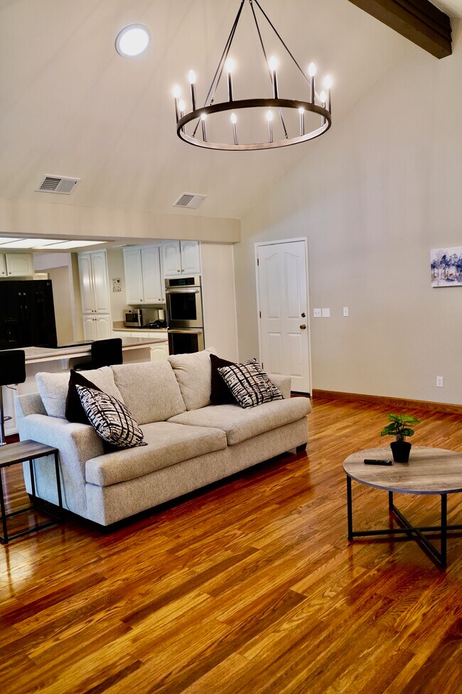 Building Photo - 836 E Serena Ave