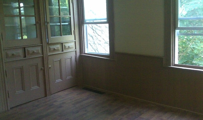 Building Photo - Large 2 Bedroom 1 Bath in MT Washington