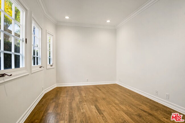 Building Photo - 116 N Palm Dr
