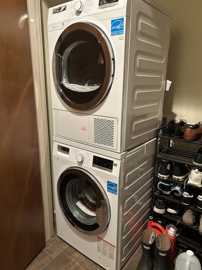 Building Photo - Capitol Hill/Cherry Hill Townhouse