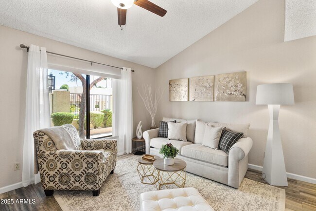 Building Photo - 719 E Lola Dr
