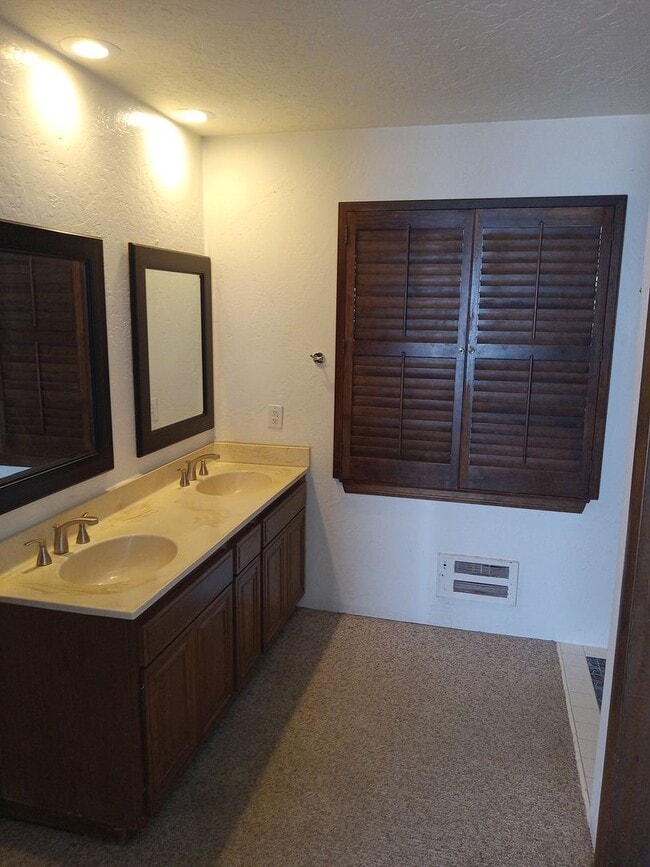 Building Photo - Fabulous 3 bedroom 2 bath tri-level home w...