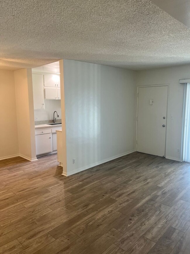 Building Photo - Second-floor 1-bedroom apartment in Whittier.