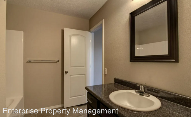 Building Photo - 3 br, 2 bath House - 1050 S Strasbourg Ave