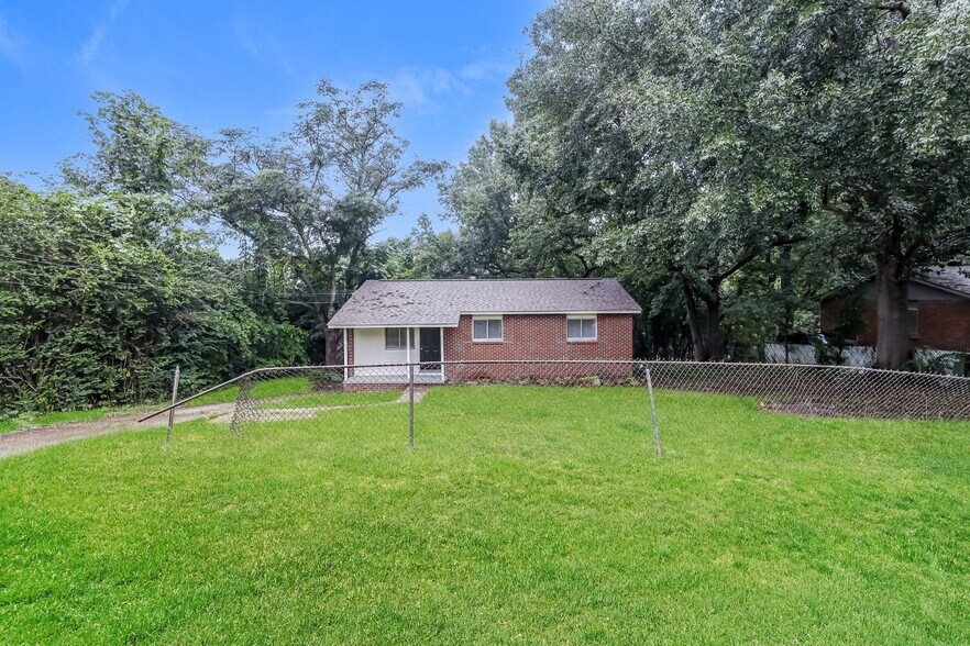 Building Photo - 915 Farwell Dr