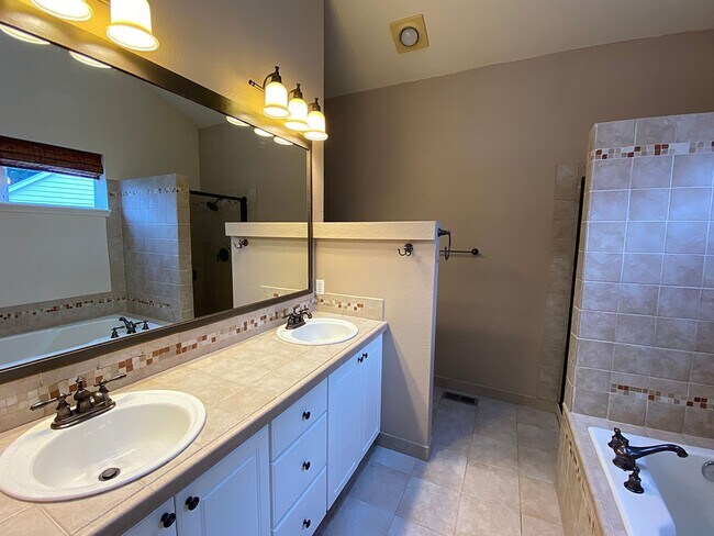 Building Photo - Great NW Home with Fenced Yard, Large Gara...