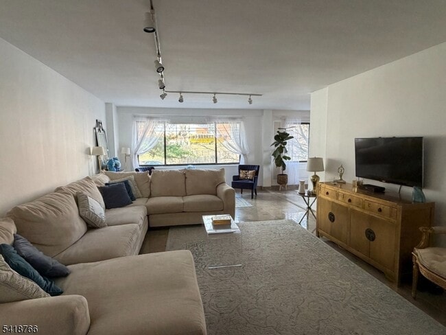 Building Photo - 1375 River Rd