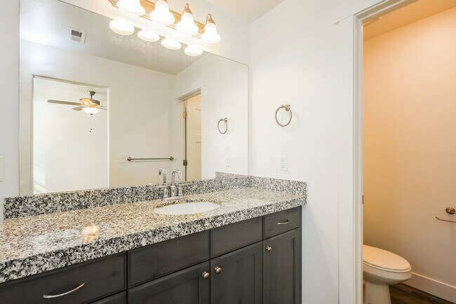 Building Photo - 4762 E Lk Cor Dr