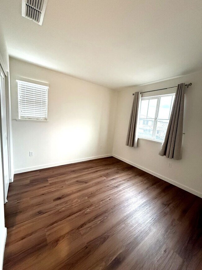 Building Photo - Energy-Efficient Emerson Ranch Home | 5 Bed + Owned Solar, Powerwall, EV Charging & Beautiful Bac...