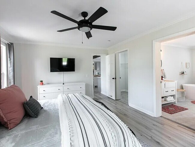 Building Photo - Spacious Three Bedroom Home w/ Fenced Yard