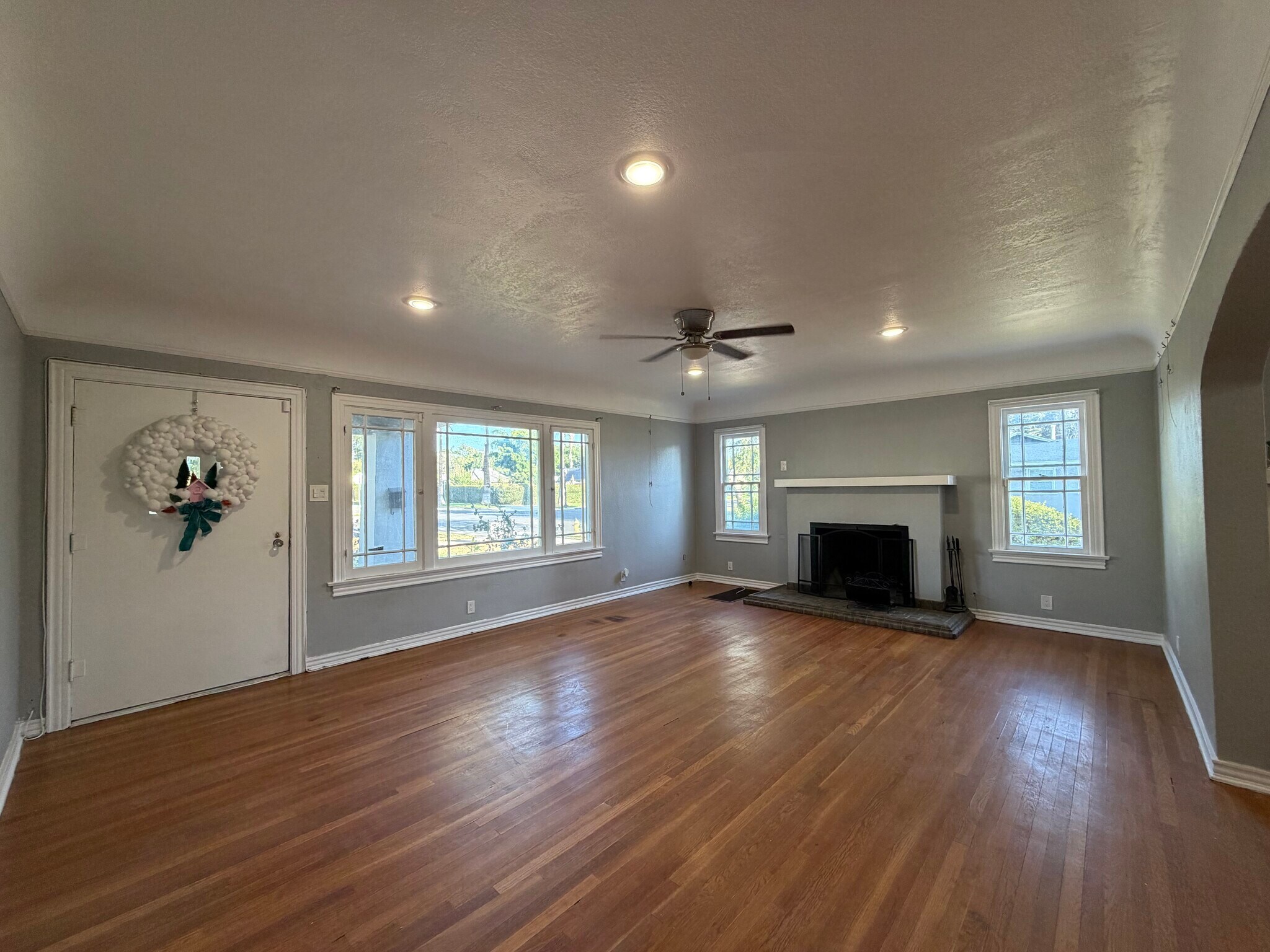 Living room, 15'x20' - 6341 Palm Ave
