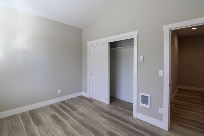 Building Photo - COMMERCIAL1725