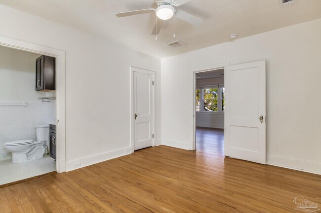 Building Photo - 1515 E Lakeview Ave