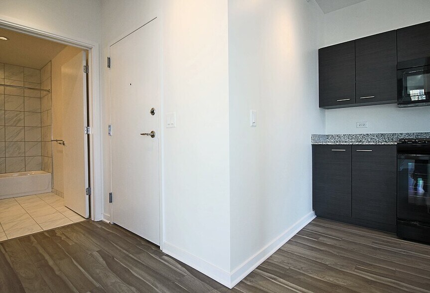 Building Photo - 813 N La Salle Dr