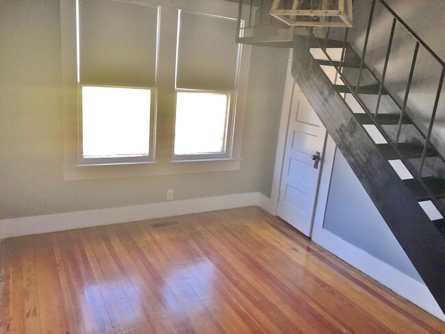 Building Photo - 3 Bedrooms 1 Bath