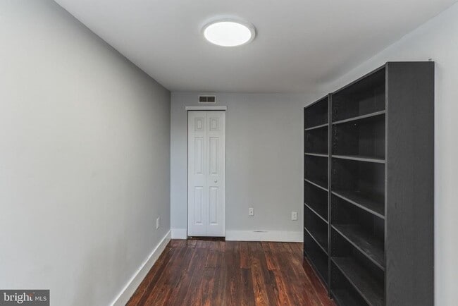 Building Photo - 1514 S Mole St