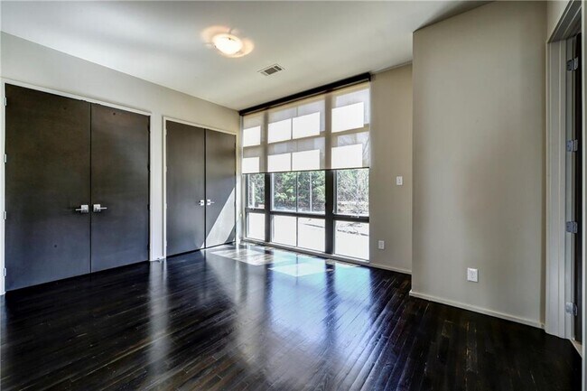 Building Photo - 721 Longleaf Dr NE