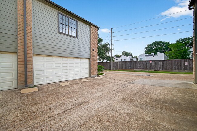 Building Photo - 9850 Pagewood Ln