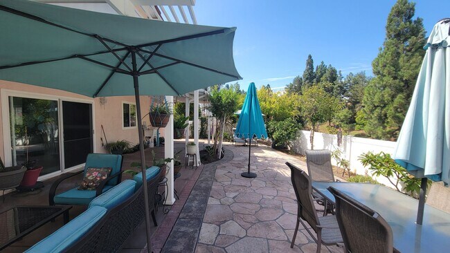 Building Photo - 4 bedrooms and 2.5 bathrooms House in Ranc...