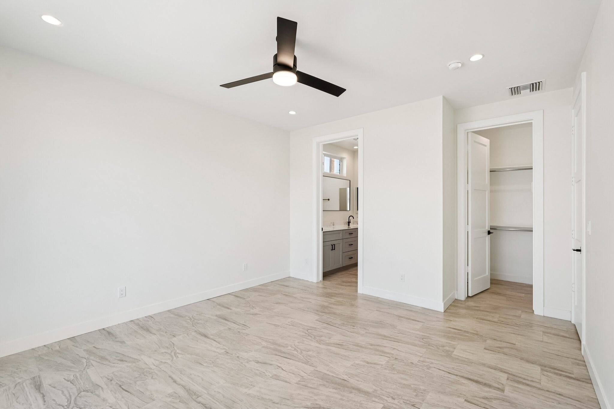 Building Photo - 910 E Roma Ave