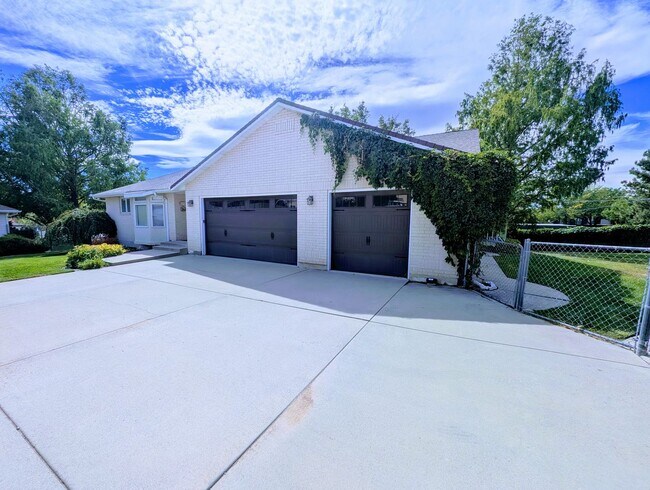 Building Photo - 1504 Spring Ln