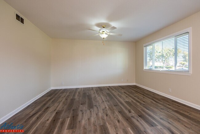 Building Photo - Remodeled Condo | LVP Flooring | Central A/C