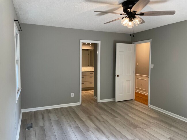 Building Photo - 7942 Lake Vista Dr
