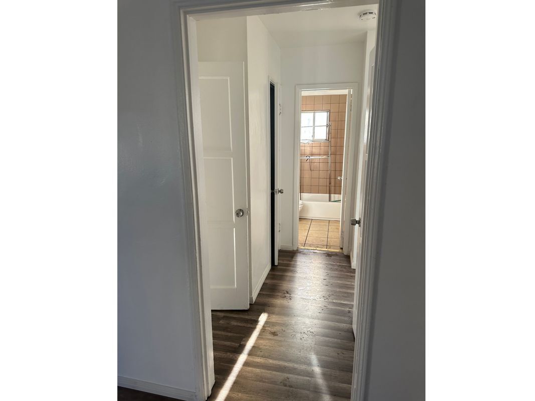 Building Photo - 934 1/2 West 71st Street