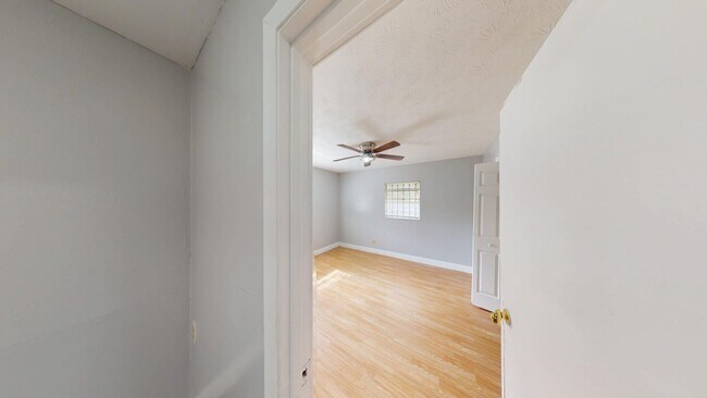 Building Photo - 3BR/1BA HOUSE - Riverview Area  ** QUICK M...