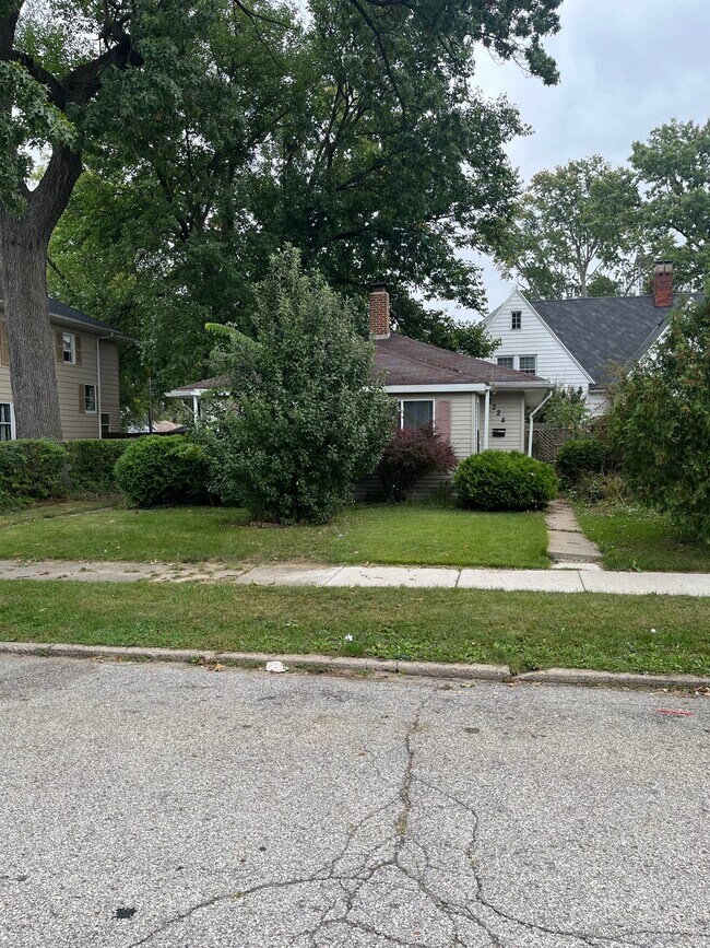 Building Photo - 2224 Leer St