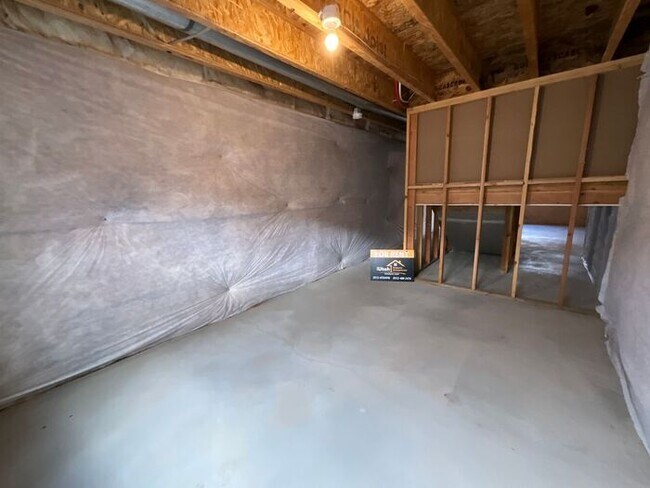 Building Photo - 3 bedroom 2 1/2 bath townhome