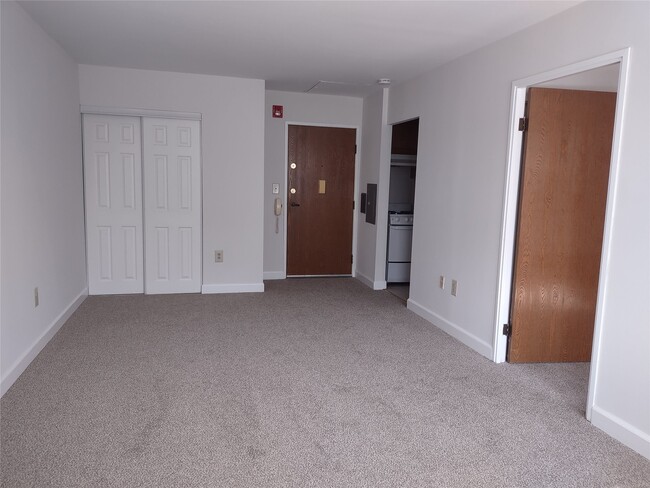 Building Photo - 664 Town Bank Rd