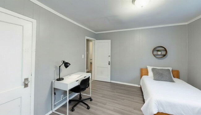 Building Photo - 2317 Stratford Ave