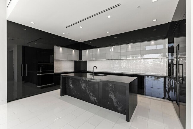 Building Photo - 6587 N Palmeraie Blvd