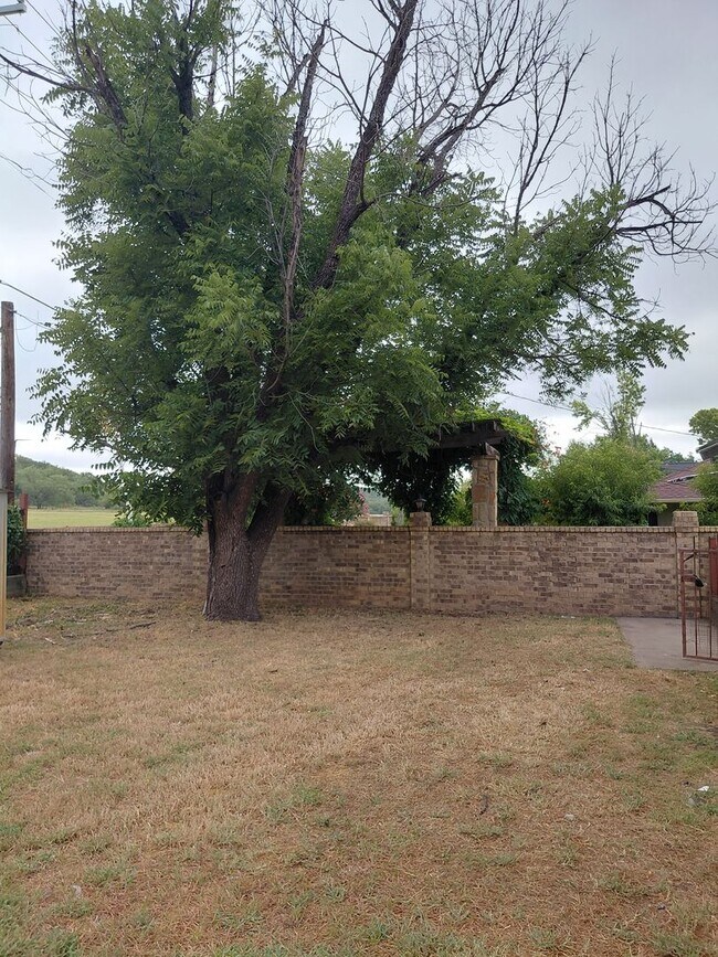 Building Photo - 3/2/2 Newly remodeled home with new appliances, flooring and much more!